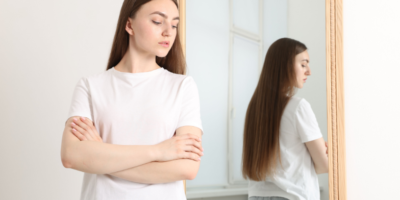 Человек, испытывающий трудности с принятием своих чувств из-за детского опыта